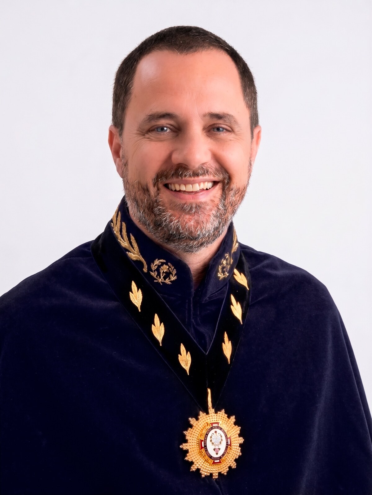 Cristiano Chaussard wearing the formal regalia of the Brazilian Academy of Fine Arts